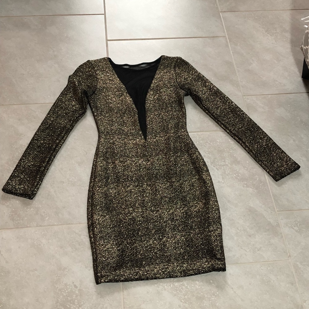 Long sleeve short dress black/gold with mesh back.